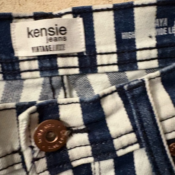 Kensie High Waist Raw Hem Wide Leg Jeans (Waist 28”Rise 10.5”Inseam 32”) - Picture 7 of 9